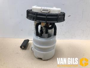 Gebruikte Tank element Pomp Renault Clio IV Estate/Grandtour (7R) 0.9 Energy TCE 90 12V Prijs € 40,00 Margeregeling aangeboden door Van Gils Automotive
