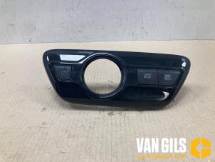 Gebruikte Schakelaar handrem Toyota Prius (ZVW5) 1.8 16V Hybrid Prijs € 50,00 Margeregeling aangeboden door Van Gils Automotive