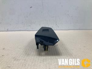 Gebruikte Ruit schakelaar elektrisch Toyota Prius (ZVW5) 1.8 16V Hybrid Prijs € 45,00 Margeregeling aangeboden door Van Gils Automotive