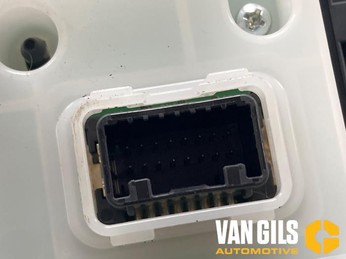 Head-up display van een Toyota Prius (ZVW5) 1.8 16V Hybrid 2019