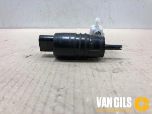 Gebruikte Ruitensproeierpomp voor Mini Countryman (F60) 1.5 12V Cooper Prijs op aanvraag aangeboden door Van Gils Automotive