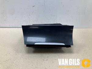 Gebruikte Opbergvak Volkswagen Golf VII (AUA) 1.4 GTE 16V Prijs € 30,00 Margeregeling aangeboden door Van Gils Automotive