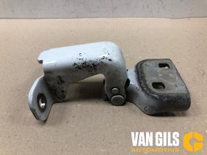 Gebruikte Scharnier deur rechts-voor Renault Trafic (1FL/2FL/3FL/4FL) 1.6 dCi 90 Prijs op aanvraag aangeboden door Van Gils Automotive