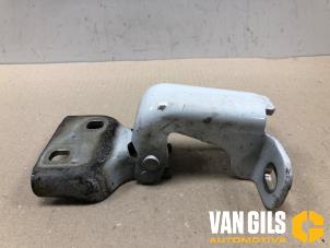 Gebruikte Scharnier deur rechts-voor Renault Trafic (1FL/2FL/3FL/4FL) 1.6 dCi 90 Prijs op aanvraag aangeboden door Van Gils Automotive