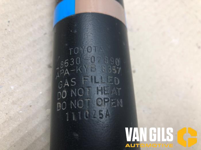 Schokdemper links-achter van een Toyota Auris (E15) 1.8 16V HSD Full Hybrid 2012