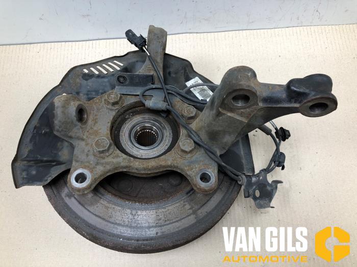 Asschenkel links-voor van een Toyota Auris (E15) 1.8 16V HSD Full Hybrid 2012