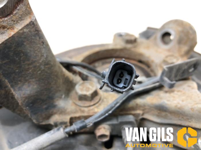Asschenkel links-voor van een Toyota Auris (E15) 1.8 16V HSD Full Hybrid 2012