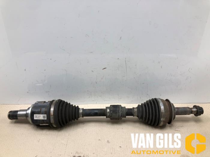 Homokineetas links-voor van een Toyota Auris (E15) 1.8 16V HSD Full Hybrid 2012
