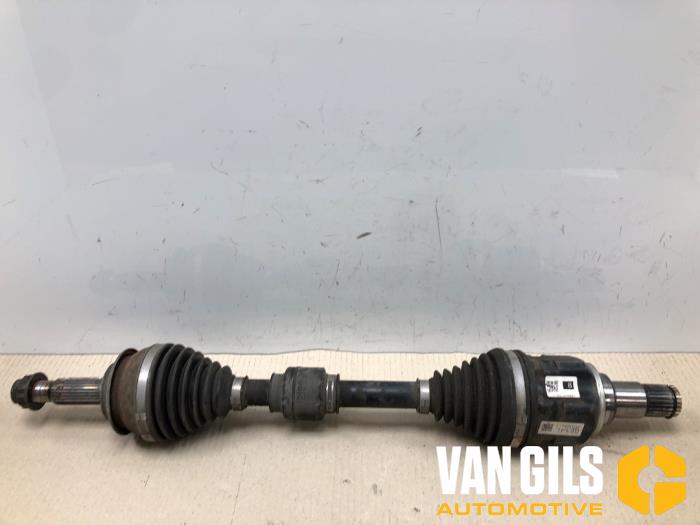 Homokineetas links-voor van een Toyota Auris (E15) 1.8 16V HSD Full Hybrid 2012