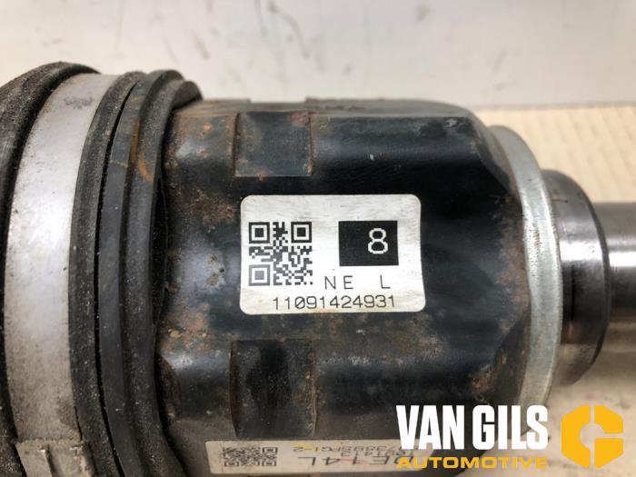 Homokineetas links-voor van een Toyota Auris (E15) 1.8 16V HSD Full Hybrid 2012