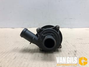 Gebruikte Waterpomp Volkswagen Polo VI (AW1) 1.0 TSI 12V Prijs € 79,99 Margeregeling aangeboden door Van Gils Automotive