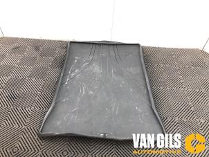 Gebruikte Vloerplaat bagageruimte BMW 5 serie (G30) 520i 2.0 TwinPower Turbo 16V Prijs € 164,95 Margeregeling aangeboden door Van Gils Automotive