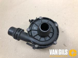 Gebruikte Extra waterpomp BMW 5 serie (G30) 520i 2.0 TwinPower Turbo 16V Prijs € 75,00 Margeregeling aangeboden door Van Gils Automotive