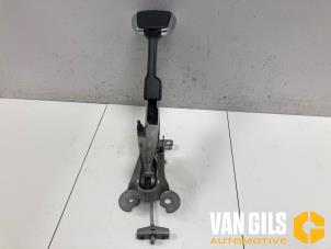 Gebruikte Handremhendel Citroen C3 Aircross I (2C/2R) 1.2 e-THP PureTech 110 Prijs € 60,00 Margeregeling aangeboden door Van Gils Automotive