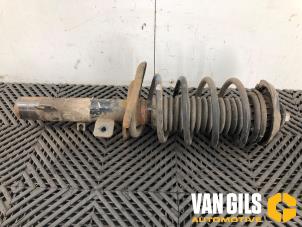 Gebruikte Schokdemperpoot links-voor Peugeot 2008 (CU) 1.2 12V e-THP PureTech 110 Prijs € 45,00 Margeregeling aangeboden door Van Gils Automotive