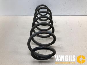 Gebruikte Schroefveer achter Peugeot 2008 (CU) 1.2 12V e-THP PureTech 110 Prijs € 30,00 Margeregeling aangeboden door Van Gils Automotive