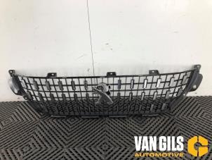 Gebruikte Grille Peugeot 2008 (CU) 1.2 12V e-THP PureTech 110 Prijs € 125,00 Margeregeling aangeboden door Van Gils Automotive