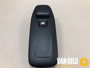 Gebruikte Elektrisch Raam Schakelaar Peugeot 2008 (CU) 1.2 12V e-THP PureTech 110 Prijs € 40,00 Margeregeling aangeboden door Van Gils Automotive