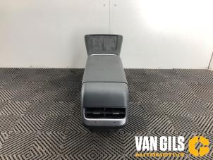 Gebruikte Middenconsoles Tesla Model Y (5YJY) RWD Prijs € 240,00 Margeregeling aangeboden door Van Gils Automotive