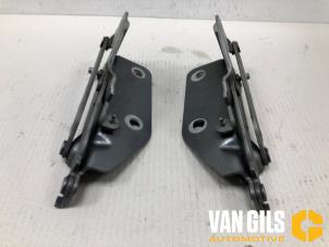 Gebruikte Motorkap Scharnier Landrover Discovery Sport (LC) 2.0 TD4 180 16V Prijs op aanvraag aangeboden door Van Gils Automotive