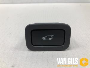 Gebruikte Schakelaar achterklep Landrover Discovery Sport (LC) 2.0 TD4 180 16V Prijs op aanvraag aangeboden door Van Gils Automotive