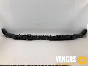 Gebruikte Bumpersteun midden-achter Tesla Model Y (5YJY) RWD Prijs € 75,00 Margeregeling aangeboden door Van Gils Automotive