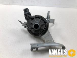 Gebruikte Extra waterpomp Mercedes B (W247) 2.0 B-200d Prijs op aanvraag aangeboden door Van Gils Automotive