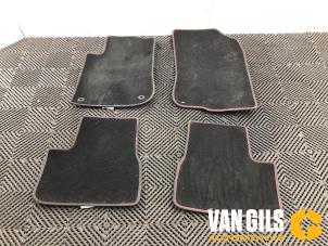 Gebruikte Matten Set Peugeot 2008 (CU) 1.2 12V e-THP PureTech 110 Prijs op aanvraag aangeboden door Van Gils Automotive