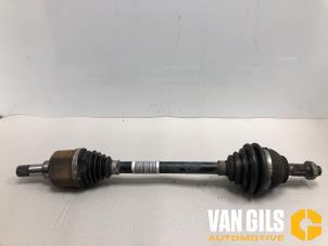 Gebruikte Aandrijfas links-voor Peugeot 2008 (CU) 1.2 12V e-THP PureTech 110 Prijs € 65,00 Margeregeling aangeboden door Van Gils Automotive