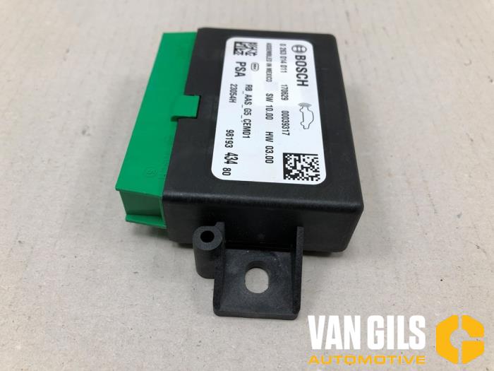 Parkeerhulp computer van een Peugeot 2008 (CU) 1.2 12V e-THP PureTech 110 2018