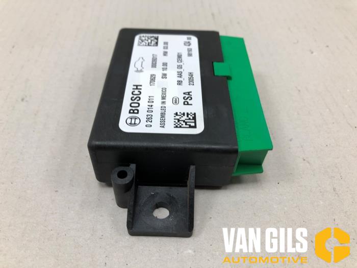 Parkeerhulp computer van een Peugeot 2008 (CU) 1.2 12V e-THP PureTech 110 2018