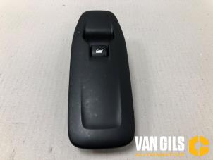 Gebruikte Elektrisch Raam Schakelaar Peugeot 2008 (CU) 1.2 12V e-THP PureTech 110 Prijs € 30,00 Margeregeling aangeboden door Van Gils Automotive