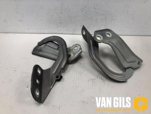 Gebruikte Motorkap Scharnier Ford Focus 3 Wagon 1.0 Ti-VCT EcoBoost 12V 125 Prijs € 30,00 Margeregeling aangeboden door Van Gils Automotive