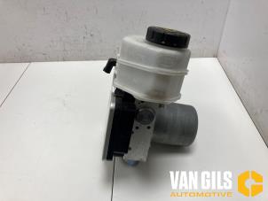 Gebruikte Rembekrachtiger Landrover Range Rover Sport (L1) 3.0 P440e Prijs op aanvraag aangeboden door Van Gils Automotive