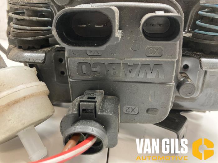 Compressor van een Land Rover Range Rover Sport (L1) 3.0 P440e 2023