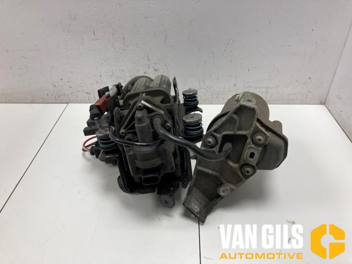 Compressor van een Land Rover Range Rover Sport (L1) 3.0 P440e 2023