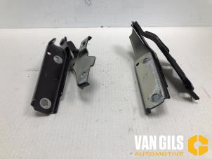 Gebruikte Motorkap Scharnier Volkswagen Passat Variant (3G5) 1.8 TSI 16V Prijs op aanvraag aangeboden door Van Gils Automotive