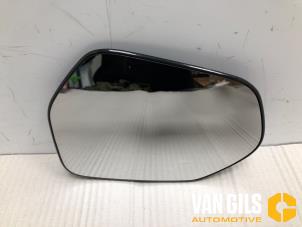 Gebruikte Spiegelglas links Toyota Yaris IV (P21/PA1/PH1) 1.5 12V Hybrid 115 Prijs op aanvraag aangeboden door Van Gils Automotive