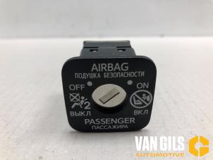Gebruikte Airbag schakelaar Toyota Yaris IV (P21/PA1/PH1) 1.5 12V Hybrid 115 Prijs op aanvraag aangeboden door Van Gils Automotive