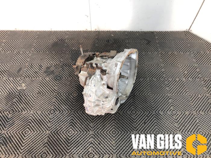 Gebruikte Versnellingsbak Opel Vivaro 2.0 CDTI Prijs € 600,00 Margeregeling aangeboden door Van Gils Automotive