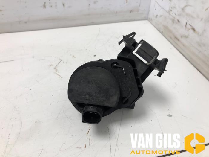 Gebruikte Waterpomp Mercedes A (177.0) 2.0 A-200d 4Matic Prijs € 30,00 Margeregeling aangeboden door Van Gils Automotive