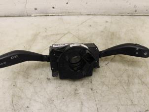 Gebruikte Licht + Raw Schakelaar Volkswagen Polo IV (9N1/2/3) 1.4 TDI 80 Prijs € 50,00 Margeregeling aangeboden door Van Gils Automotive