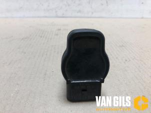 Gebruikte Bobine Volkswagen Passat (3B3) 2.0 20V Prijs € 30,00 Margeregeling aangeboden door Van Gils Automotive