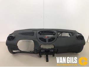 Gebruikte Dashboard Renault Twingo II (CN) 1.2 16V Prijs € 175,00 Margeregeling aangeboden door Van Gils Automotive