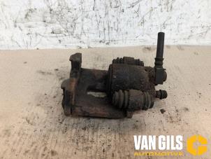 Gebruikte Remklauw (Tang) links-achter Chrysler PT Cruiser 2.0 16V Prijs € 65,00 Margeregeling aangeboden door Van Gils Automotive