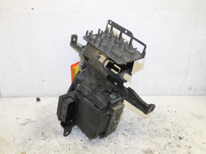 Gebruikte ABS Pomp Volkswagen Passat Variant 4Motion (3B6) 1.9 TDI 130 Prijs € 75,00 Margeregeling aangeboden door Van Gils Automotive