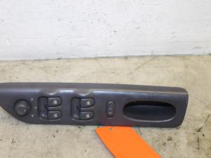 Gebruikte Ruit schakelaar elektrisch Renault Espace (JE) 2.0 16V Prijs € 40,00 Margeregeling aangeboden door Van Gils Automotive