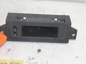 Gebruikte Display Interieur Opel Vivaro 2.5 DTI 16V Prijs € 35,00 Margeregeling aangeboden door Van Gils Automotive