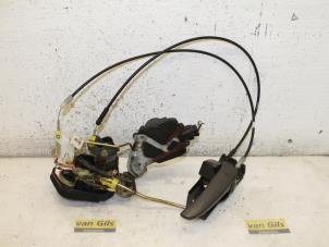 Gebruikte Slotmechaniek Portier 4Deurs rechts-achter Hyundai Trajet 2.0 16V Prijs € 50,00 Margeregeling aangeboden door Van Gils Automotive