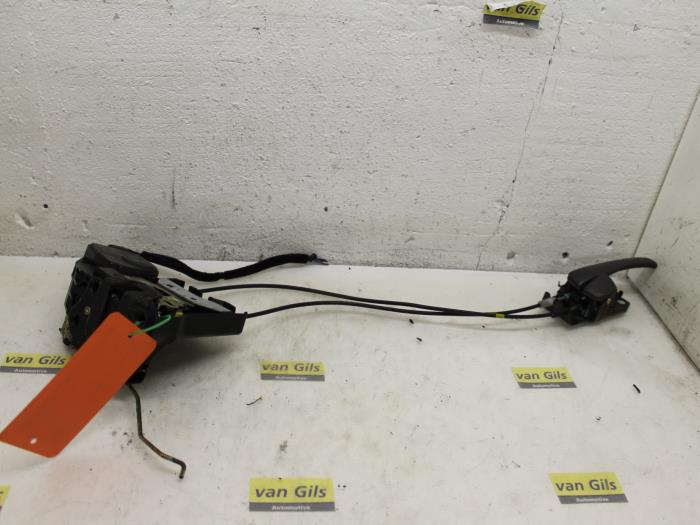 Front door lock mechanism 4-door, right Hyundai Trajet O105178